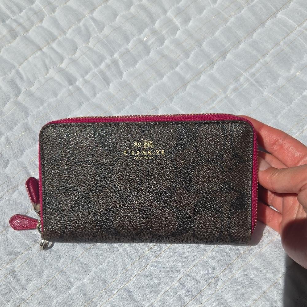 Coach Signature Zip Wallet Minimalist Quiet Luxury Chic Excellent Exterior As Is